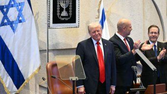 Donald Trump ovacionado en el Parlamento de Israel. AFP