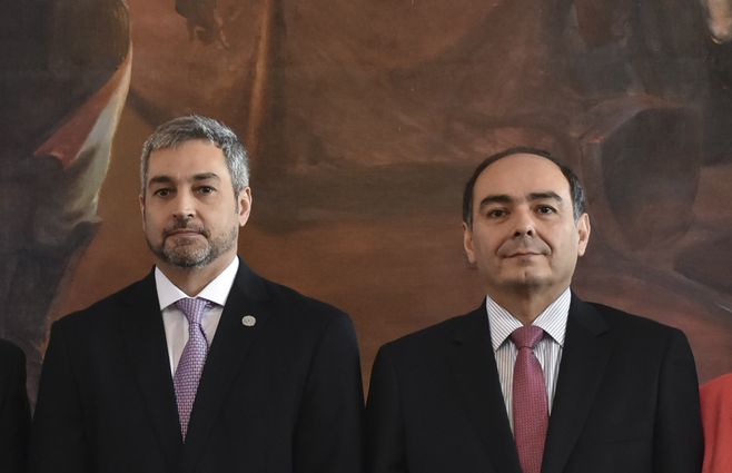 El presidente paraguayo Mario Abdo junto a Antonio Rivas nuevo canciller en reemplazo de Alberto Castiglioni, firmante del acuerdo energético.