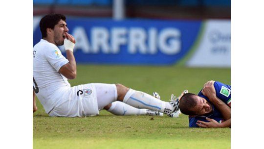 Fiscalía de Roma investiga a Suárez por la mordida a Chiellini