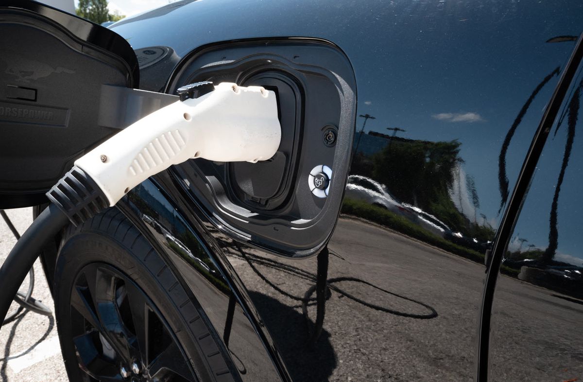 Gobierno decidió gravar con Imesi los vehículos eléctricos según su costo de importación, desde enero de 2027