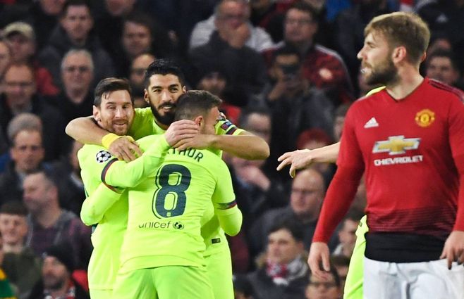 Suárez cabecea centro de Messi y va adentro. Como toca en Shaw le tanto se le adjudicó el tanto.&nbsp;