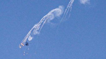 Foto: AFP. Un helicóptero de la Fuerza Aérea de Israel lanza bengalas durante un sobrevuelo sobre la Franja de Gaza, el 14 de abril de 2024