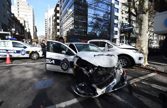 Patrullero chocó cuando iba de camino hacia Plaza Independencia. Foto: Foco UY