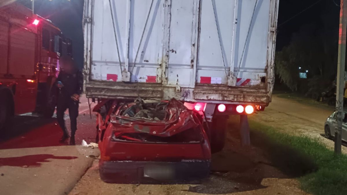 Una mujer murió al chocar su auto contra un camión estacionado al costado de la ruta