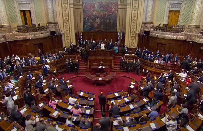 Lacalle Pou en Parlamento.jpg