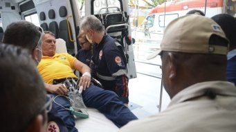 Foto: AFP. Jair Bolsonaro asistido en ambulancia, en Brasil.