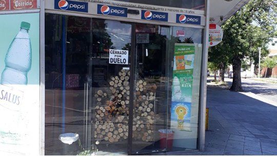 almacén cerrado por duelo