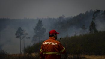 Portugal moviliza a más de 1.300 bomberos contra vasto incendio