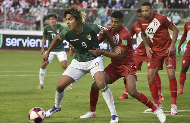 Marcelo Martins rodeado de peruanos en el partido jugado en La Paz