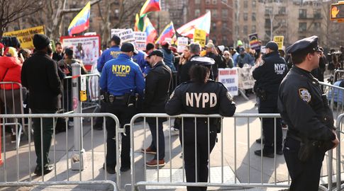 Movilizaciones afuera del tribunal ante el que compareció Nicolás Maduro. Foto: AFP Movilizaciones afuera del tribunal ante el que compareció Nicolás Maduro. Foto: AFP