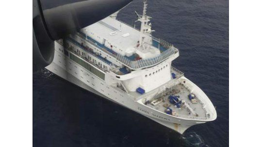 Crucero incendiado llegará mañana a la isla de Desroches