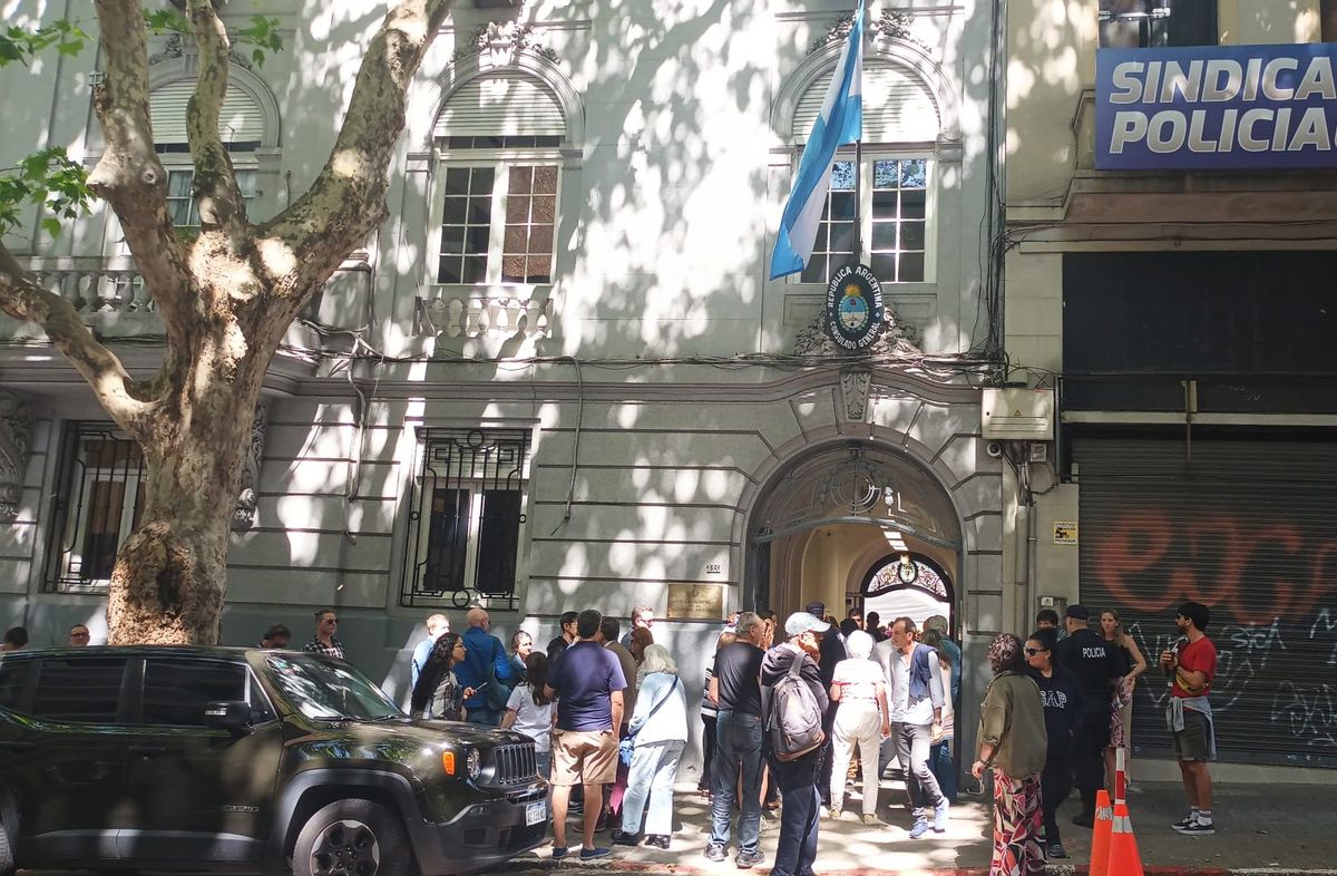 Foto: Beatriz Martínez, periodista de Subrayado. Consulado de Argentina en Montevideo, en Wilson Ferreira Aldunate al 1281. Foto: Beatriz Martínez, periodista de Subrayado. Consulado de Argentina en Montevideo, en Wilson Ferreira Aldunate al 1281.