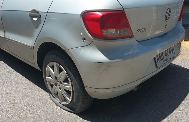 Foto: Beatriz Martínez, periodista de Subrayado. Auto con impactos de bala en el lugar del tiroteo.