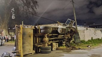 un camion choco con un auto e impacto contra el muro de una casa; hay dos politraumatizados