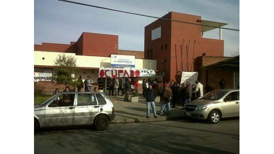 Trabajadores ocupan policlínica en reclamo de seguridad