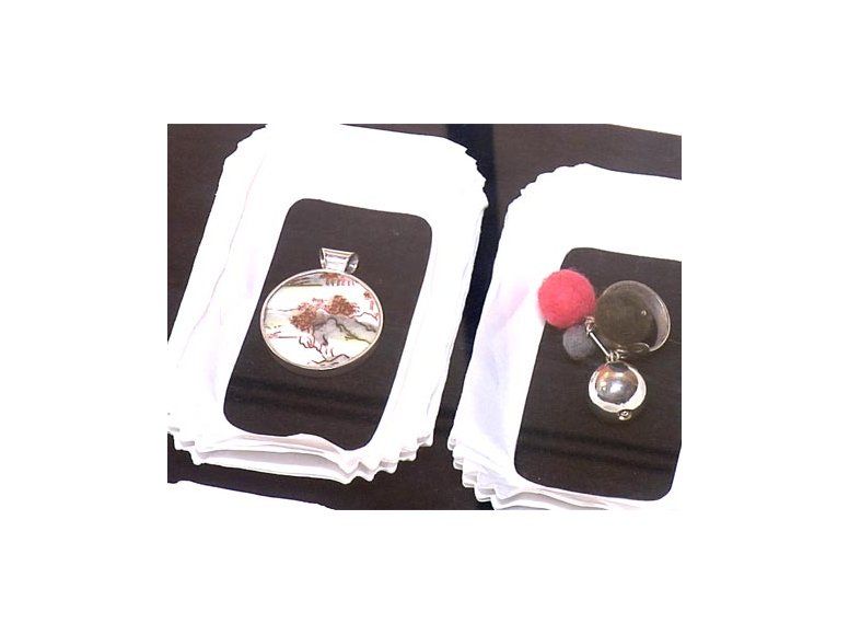 Hacen joyas en base a platos de porcelana