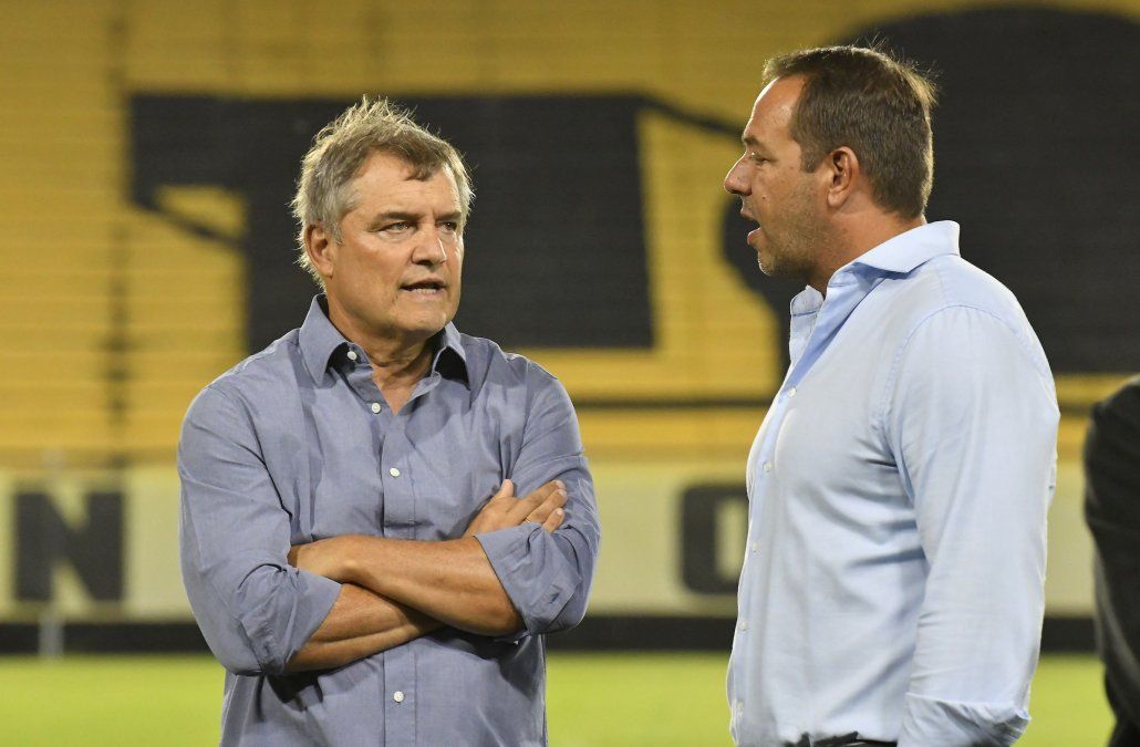Presidente de Peñarol respaldó en el cargo a Diego Aguirre y pidió disculpas a los hinchas por malos resultados