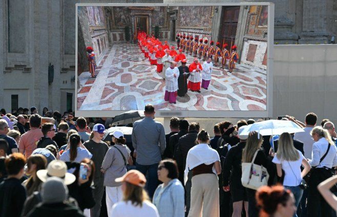 Foto: AFP. Público observa desde el Vaticano el inicio del cónclave.