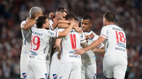 Lluvia torrencial obligó a suspender el partido entre Racing y Plaza Colonia  en el Parque Roberto