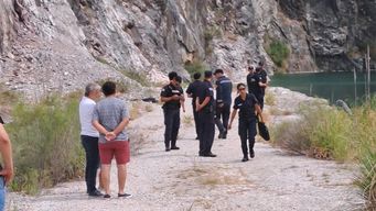 continua este domingo la busqueda del joven que desaparecio en las canteras de nueva carrara