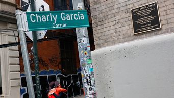 el argentino charly garcia tiene su propia esquina en la ciudad de nueva york