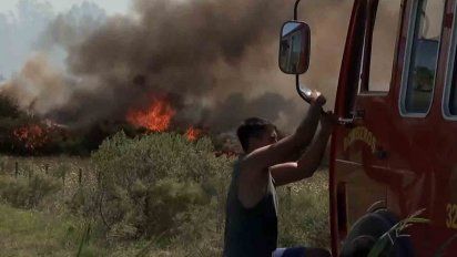 bomberos trabaja para apagar un incendio forestal en villa san jose