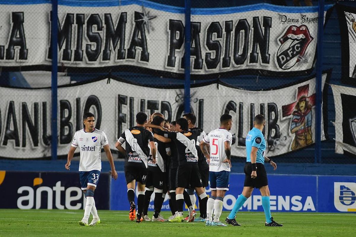 EQUIPOS DE FÚTBOL: NACIONAL MONTEVIDEO 11 fotos