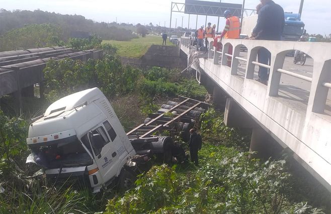 El camión rompió la baranda del puente y cayó. Foto: Policía Caminera.