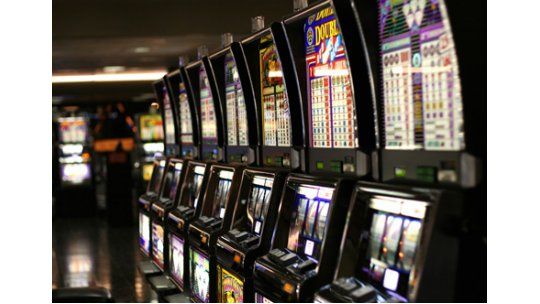 Exoneran impuestos a tragamonedas ilegales compradas por director