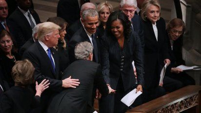 ¿por que bush le regalo caramelos a michelle obama en medio del funeral?