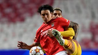 con doblete de darwin nunez, benfica goleo 3-0 a barcelona por champions