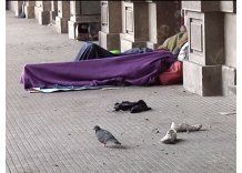 Duermen en la estación de AFE pese al frío, y no van a refugios