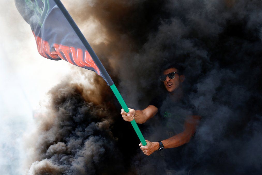 Un manifestante flamea la bandera durante una protesta de taxistas en Barcelona