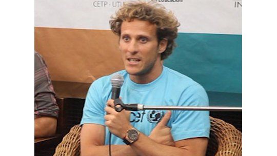 Forlán alentó a jóvenes a estudiar y les contó su experiencia
