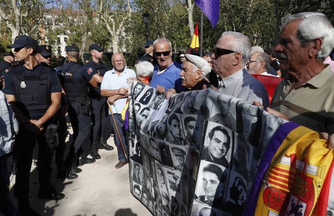 Colectivos en defensa de la memoria histórica, este martes, frente al Tribunal Supremo.. Las heridas siguem abiertas varias décadas después de la Guerra Civil