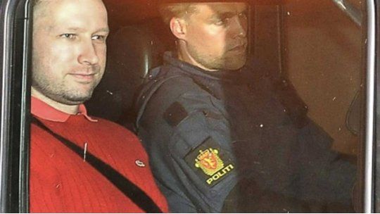André Breivik, Noriega, policía
