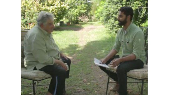 Publicaron documental donde un periodista fumó porro ante Mujica
