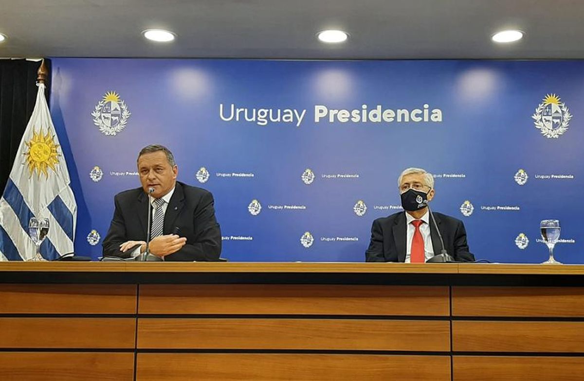 Álvaro Delgado y Tavaré Viera anuncian vacunas para turistas y para niños uruguayos. Foto: Presidencia.