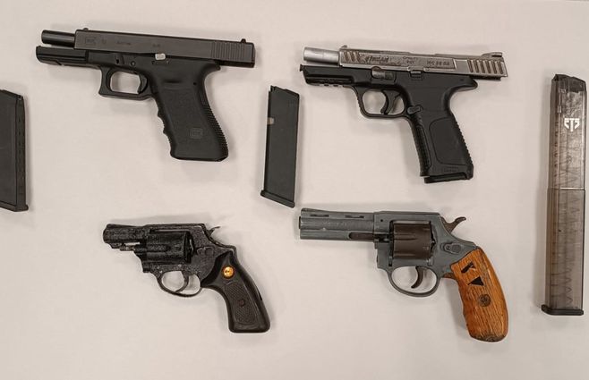 Armas y cargadores incautados durante los allanamientos.