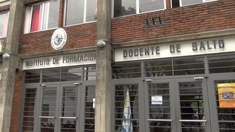 maestra fue agredida por una madre en pleno acto de jura de la bandera