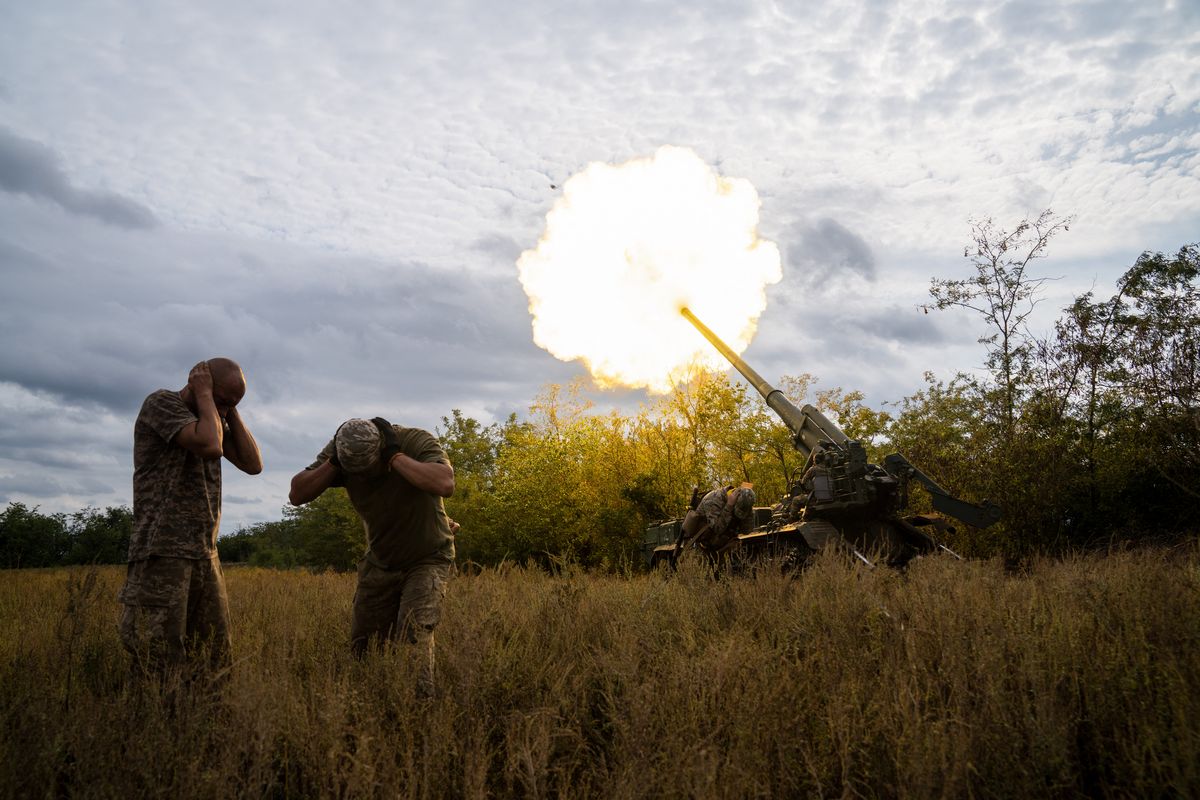 Artilleros ucranianos disparan un cañón autopropulsado de 203 mm 2s7 Pion en el frente sur de Ucrania el 15 de septiembre de 2022. Foto: AFP