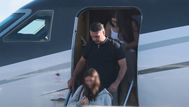 Foto: AFP. Flávio Bolsonaro baja del avión en Miami, EEUU.