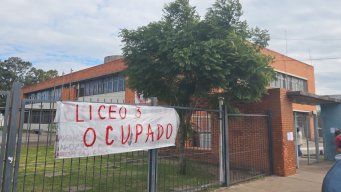 Foto: Eduardo Castro, Subrayado. Liceo 3 de Las Piedras ocupado.