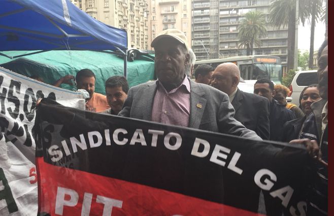fue a la carpa del sindicato del gas a dar su apoyo a los trabajadores en huelga