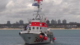 armada uruguaya busca por aire a dos argentinos desaparecidos en el rio de la plata