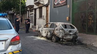El auto que usó el asesino del joven fue abandonado en la calle Nueva York y Yi, donde fue incendiado. Foto: María Eugenia Scognamiglio, Subrayado.