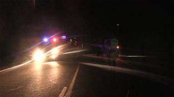 mujer resulto con lesiones en el craneo tras perder el dominio de su auto y chocar contra un arbol