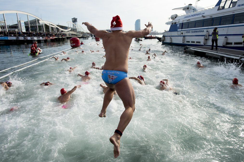 Un participante de la Copa de Navidad salta al agua durante la competencia en Barcelona