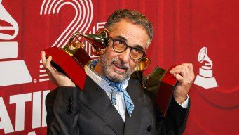 Jorge Drexler con los dos Grammy Latinos. Foto: AFP