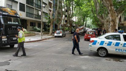 camion quedo atrapado en berro y masini al hundirse el pavimento